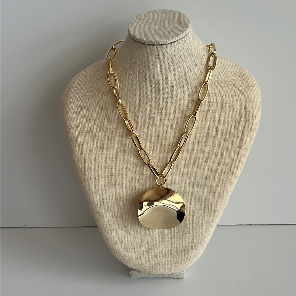 Curved Metal Pendant Collar - Timeless Elegance